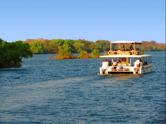 Safari boat cruise on the Zambezi iver victoria falls zimbabwe (2)